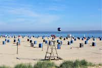 Camping am Nordseestrand - Strand mit windgeschützten Stühlen