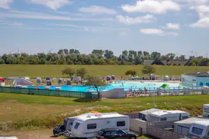 Camping am Nordseestrand - - Freibad mit Rutsche und Schwimmbecken auf dem Campingplatz