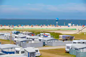 Camping am Nordseestrand - Gäste am Badestrand vor dem Campingplatz mit Stellplätzen