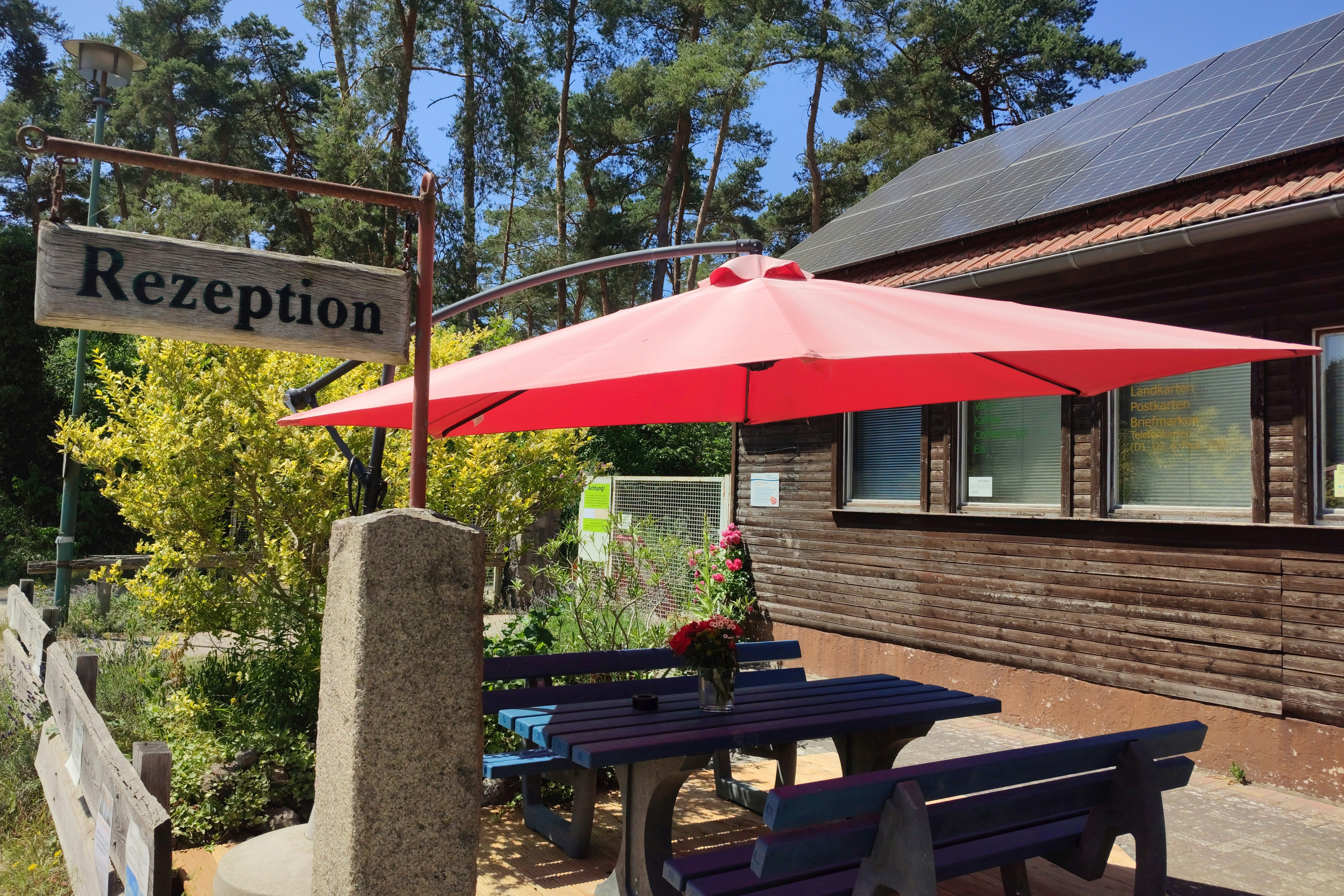Camping am Oberuckersee - Rezeptionsgebäude mit Terrasse auf dem Campingplatz