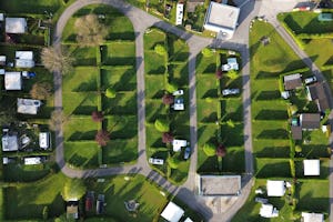 Camping am See - Luftaufnahme der Standplatzwiese