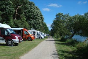 Camping am See - Wohnwagen- und Zeltstellplatz mit Blick auf den See