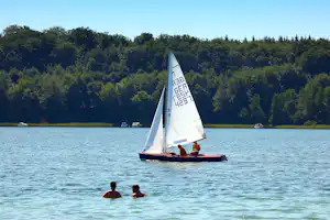 Camping am Spring - Boot fahren und schwimmen im See vom Campingplatz