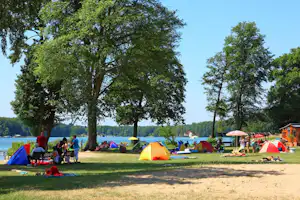 Camping am Spring - Liegewiese vom Campingplatz am See