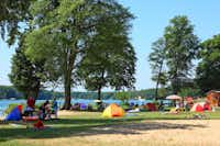 Camping am Spring  - Liegewiese vom Campingplatz am See