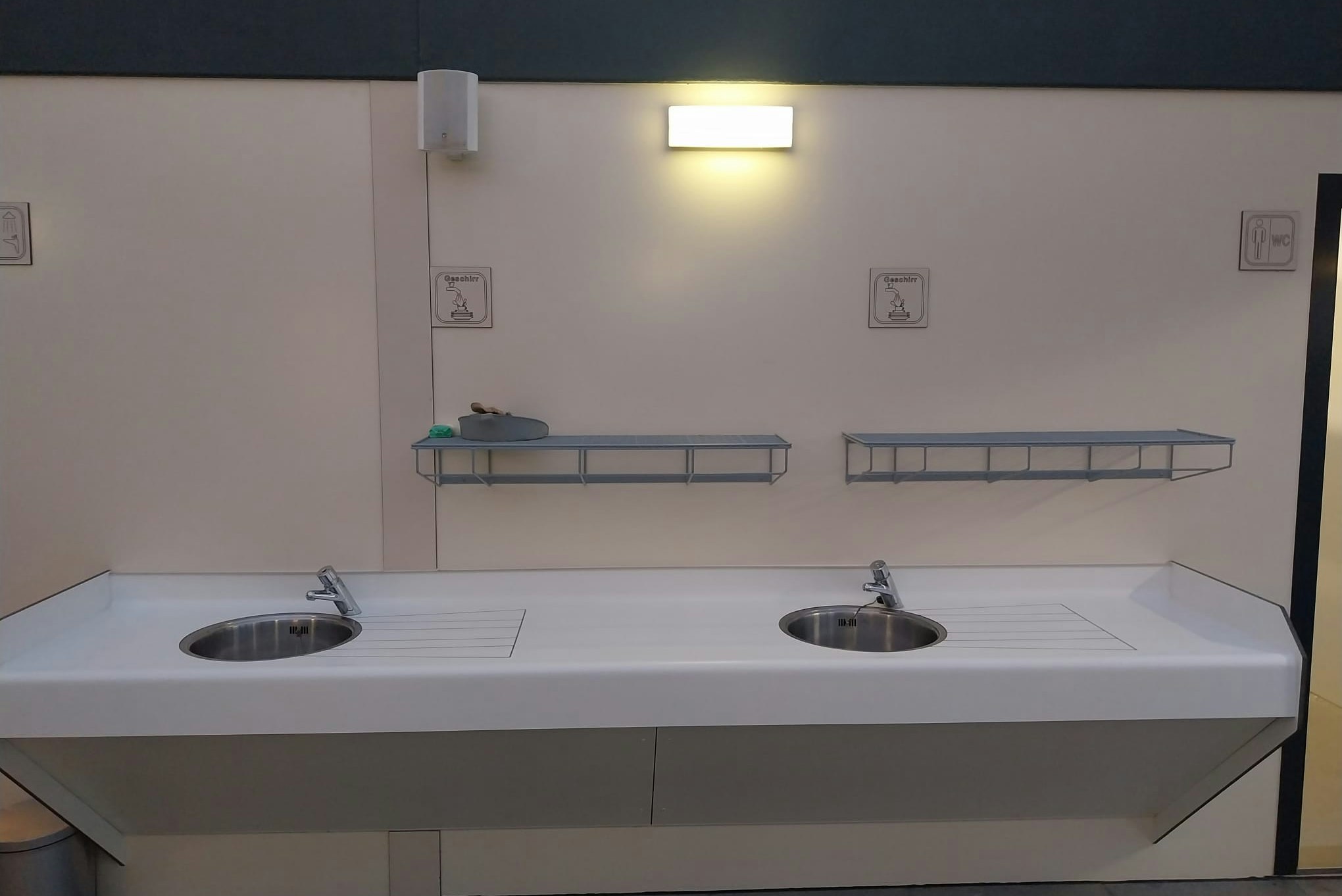 Camping Am Stausee Ralingen - Geschirrspülbecken im Sanitärgebäude