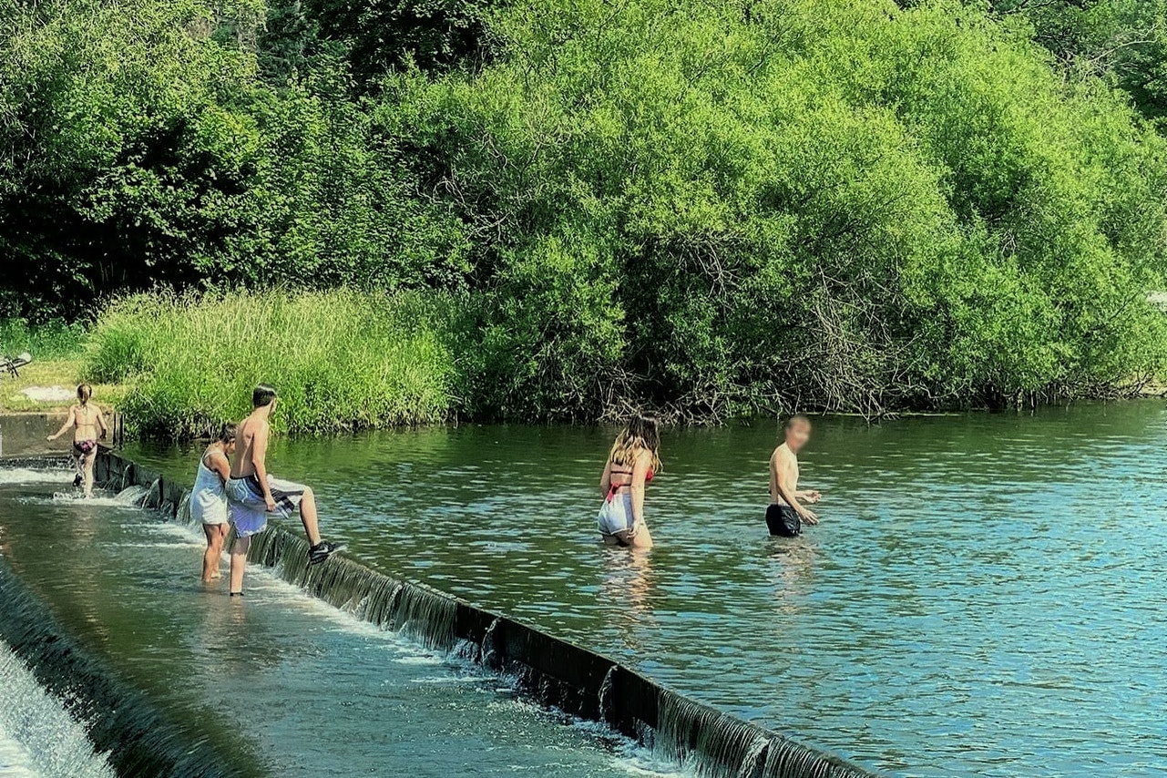 Camping Am Strandbad - Campinggäste beim Baden im Fluss