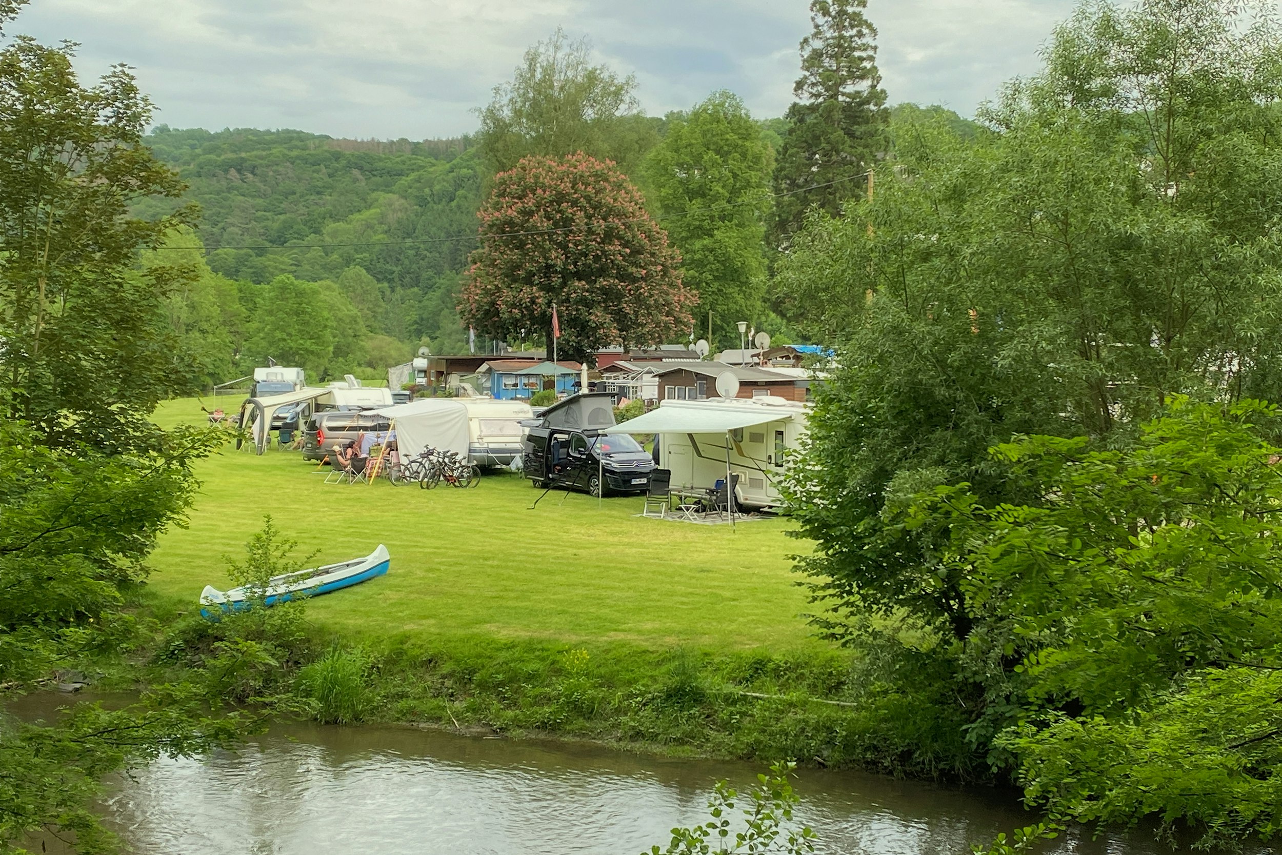 Camping Am Strandbad - Wohnmobil- und Wohnwagenstandplätze auf der Wiese