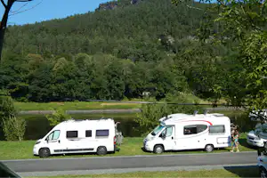 Camping Am Treidlerweg - Wohnmobile auf dem Campingplatz am Fluss