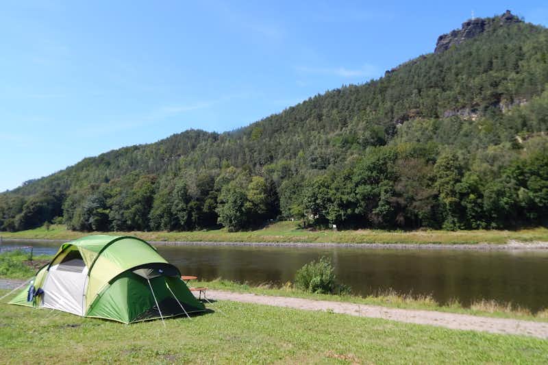 Camping Am Treidlerweg - Zelt auf einer Wiese am Flussufer auf dem Campingplatz