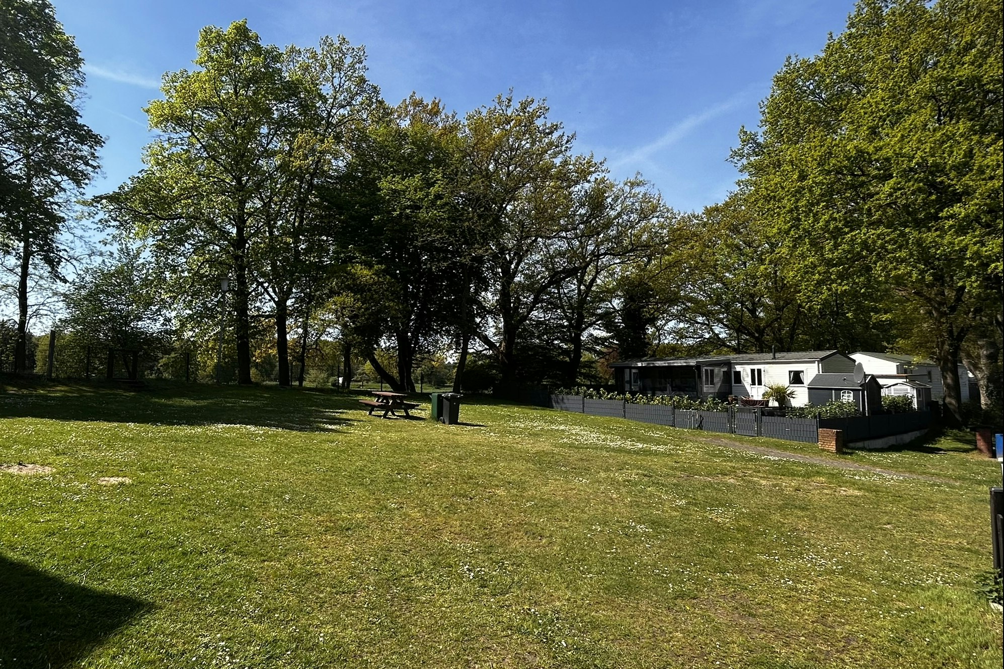 Camping am Wasserfall - Wiese auf dem Campingplatz