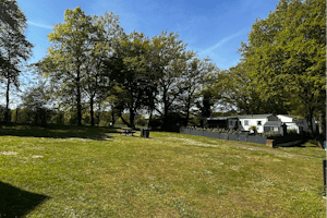 Camping am Wasserfall - Wiese auf dem Campingplatz