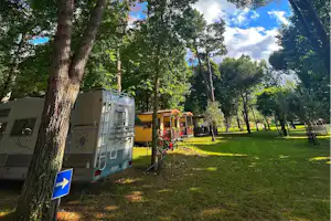 Camping Amalasunta - Standplätze zwischen den Bäumen auf dem Campingplatz