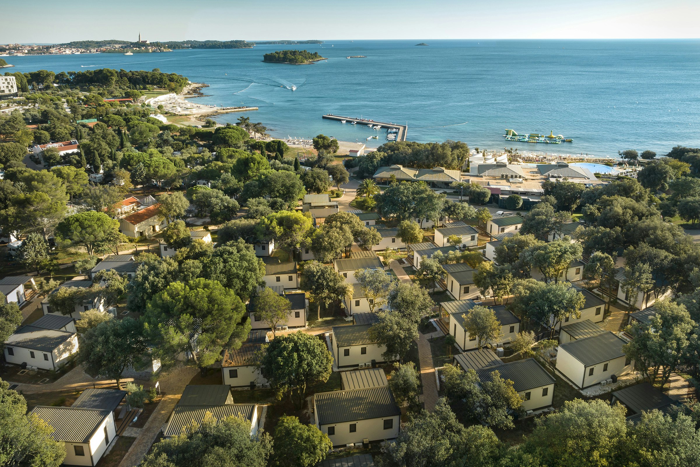 Camping Amarin  - Luftaufnahme des Campingplatzes mit Meer im Hintergrund