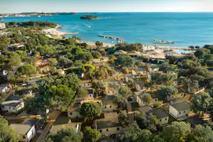 Camping Amarin - Luftaufnahme des Campingplatzes mit Meer im Hintergrund