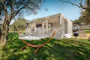 Camping Amarin - Mobilheim mit Terrasse, Grill und Hängematte auf dem Campingplatz