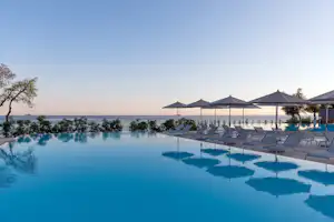 Camping Amarin - Pool im Freien mit Meerblick