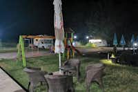 Camping Amazing Village - Campingplatz bei Nacht