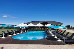 Camping Amazing Village - Freibad mit Liegestühlen auf dem Campingplatz