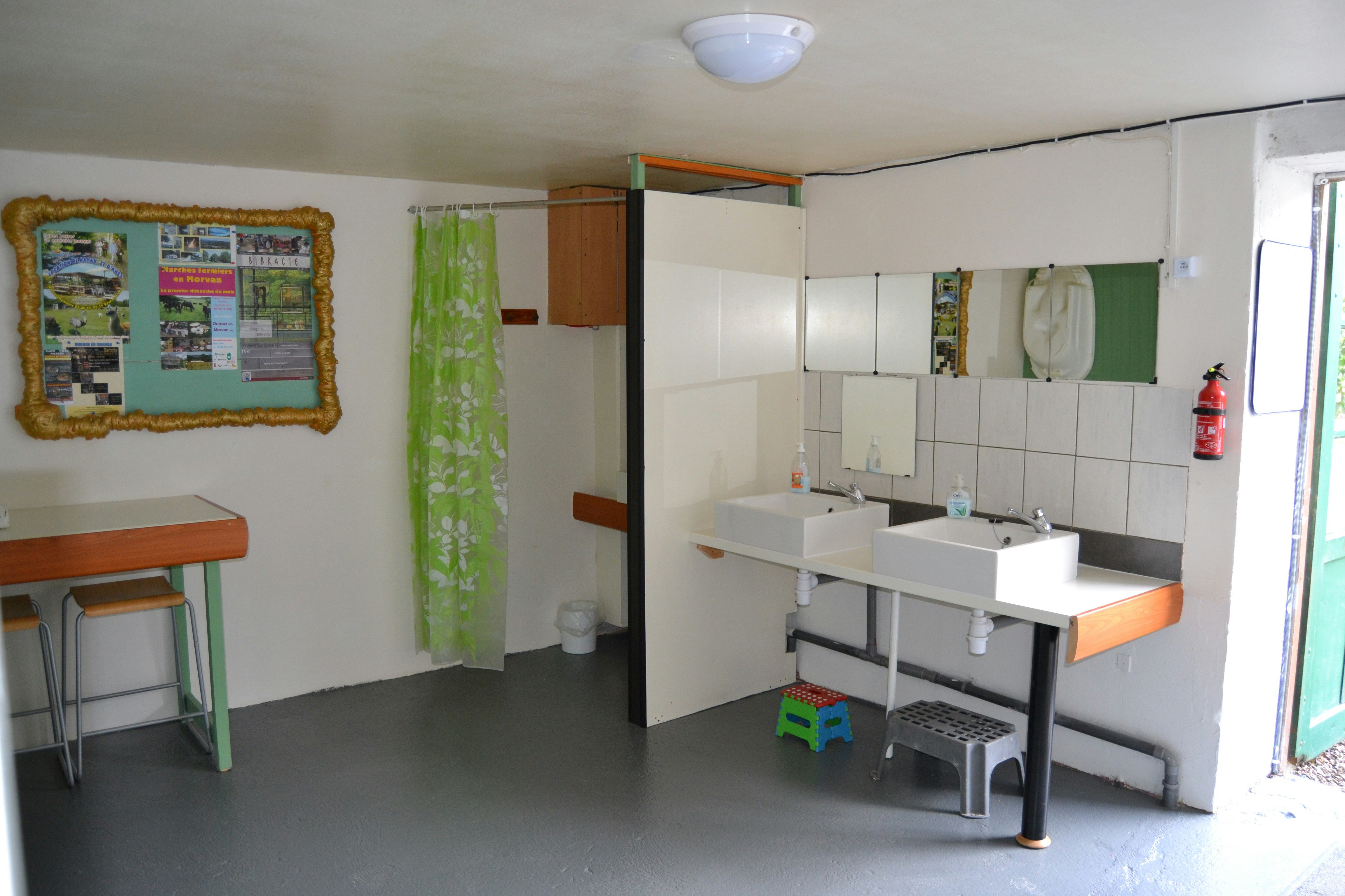 Camping Ambiance Morvan - Badezimmer im Sanitärbereich