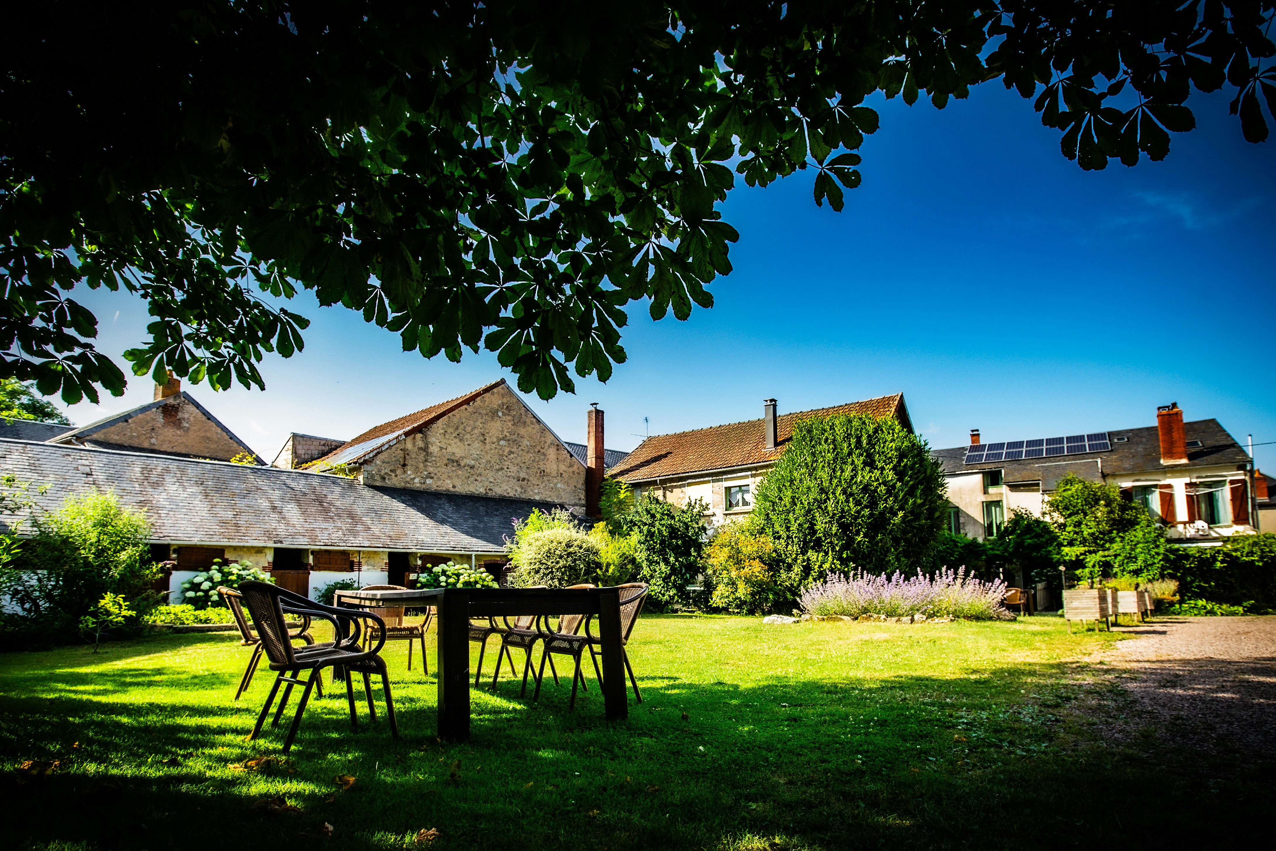 Camping Ambiance Morvan - Esstisch und Stühle im Freien auf der Wiese des Campingplatzes