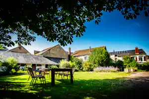 Camping Ambiance Morvan - Esstisch und Stühle im Freien auf der Wiese des Campingplatzes