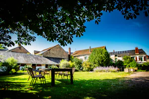 Camping Ambiance Morvan - Esstisch und Stühle im Freien auf der Wiese des Campingplatzes
