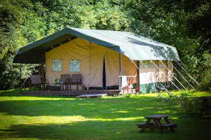 Camping Ambiance Morvan - Glamping-Unterkunft mit Terrasse im Grünen