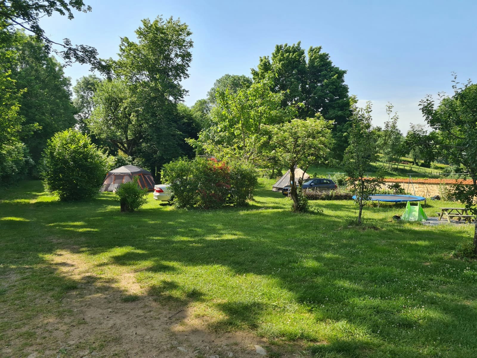 Camping Ambiance Morvan - Standplatzwiese auf dem Campingplatz