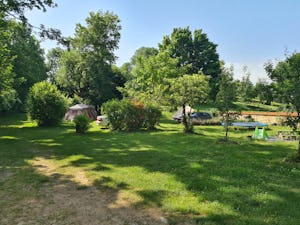 Camping Ambiance Morvan - Standplatzwiese auf dem Campingplatz