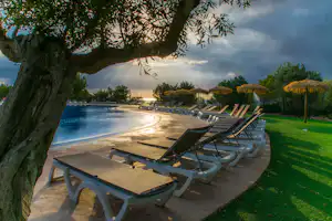 Camping Ametlla - Pool vom Campingplatz mit Sonnenschirmen und Liegestühlen