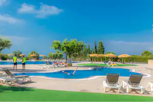 Camping Ametlla - Campingplatz mit Pool, Liegestühlen und Sonnenschirmen