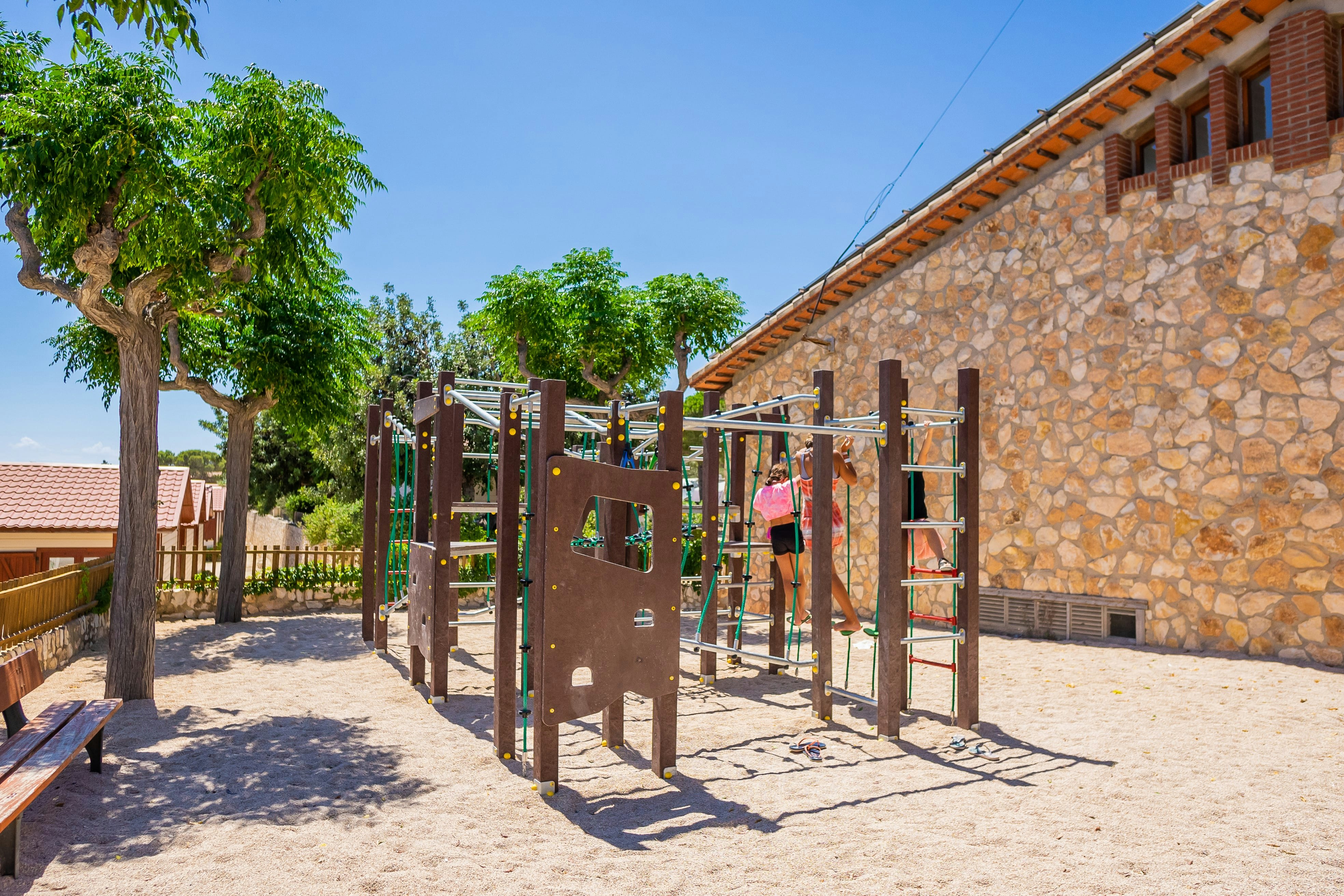 Camping Ametlla - Kinderspielplatz mit Klettergerüst