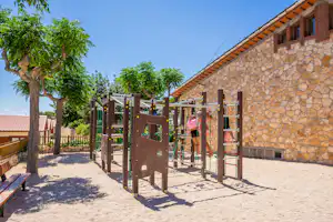 Camping Ametlla - Kinderspielplatz mit Klettergerüst