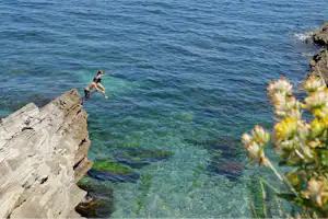 Camping Ametza - Camper beim Baden in der malerischen Bucht