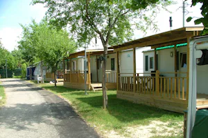 Camping Amici di Lazise - Mobilheim mit Terrasse auf dem Campingplatz