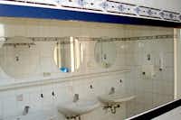 Camping Ampersee -  Sanitärgebäude mit Waschbecken, Spiegel, Toiletten und Duschen