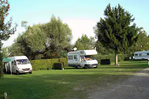 Camping Ampersee- Wohnwagenstellplätze im Grünen auf dem Campingplatz