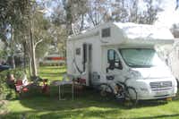 Camping Ampolla Playa  -  Camper am Wohnmobil auf dem Stellplatz vom Campingplatz auf grüner Wiese