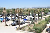 Camping Ampolla Playa  -  Wohnwagen- und Zeltstellplatz vom Campingplatz zwischen Bäumen