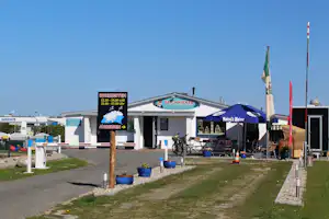 An de Waterkant Camping an de Waterkant - Einfahrt des Campingplatzes