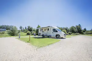 Camping an der Ablach - Blick auf den Wohnwagen mit Markise auf dem Stellplatz