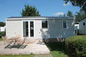 Camping An der Altmühl - Mobilheim vom Campingplatz mit Esstisch auf der Veranda