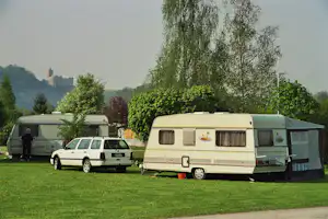 Camping an der Rudelsburg - Wohnwagenstellplatz auf dem Campingplatz mit Blick auf eine Burg