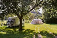Camping an der Rudelsburg  - Wohnwagen und Zelt auf dem Stellplatz vom Campingplatz auf grüner Wiese