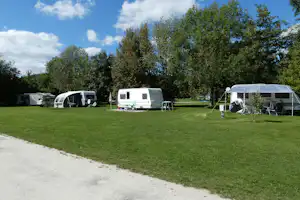 Camping an der Rudelsburg - Wohnmobil- und Wohnwagenstellplätze auf der Wiese