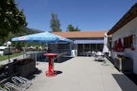 Camping Andeer - Campingplatzanlage mit Terrasse und Fahrradständern für die Gäste