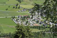Camping Andeer - Luftaufnahme von Campingplatz inmitten des Naturparks Beverin
