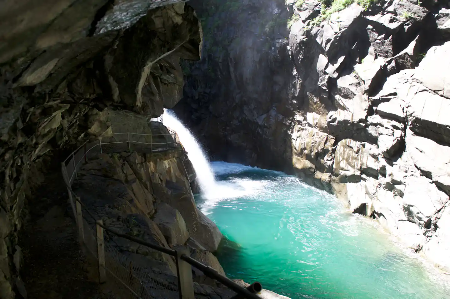 Camping Andeer - Wasserfall in der Nähe des Campingplatzes