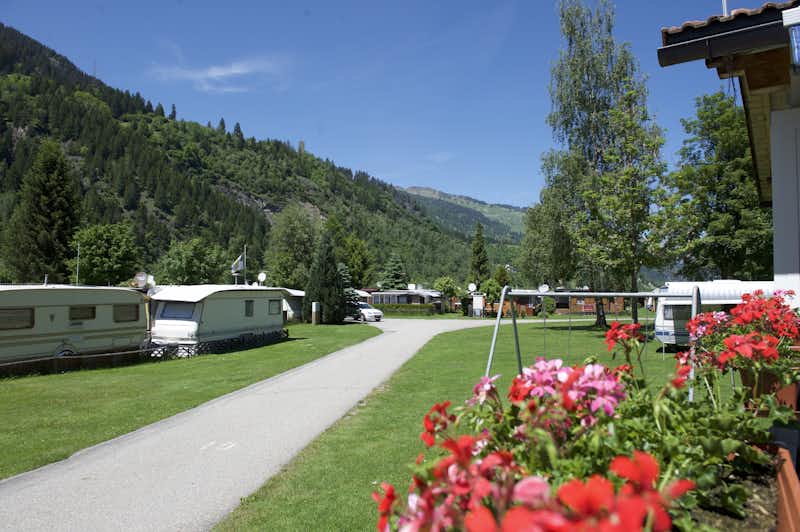 Camping Andeer - Wohnmobilstellplätzen auf der Wiese des Campingplatzes